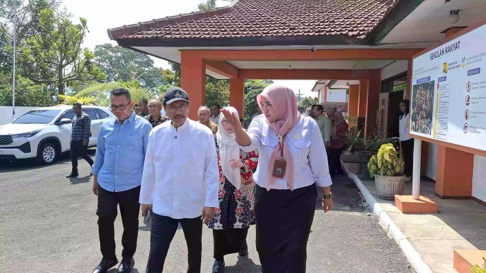 Kunjungan Mensos Saifullah Yusuf ke SRMP 14 Kota Batu. (Foto: Istimewa)
