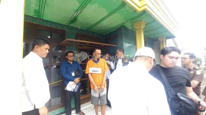 Reka ulang adegan perampokan sekaligus pembunuhan nenek di Pujon Kidul. (Foto: Asrur Rodzi)