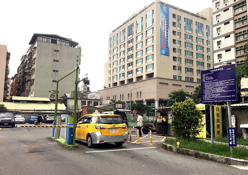 信義威秀停車現在去信義威秀看場電影 要把機車停哪才方便 便宜又不會吃罰 Vny