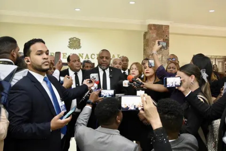 Bloques del PLD y PRD se retiran de Congreso previo a discurso de Abinader