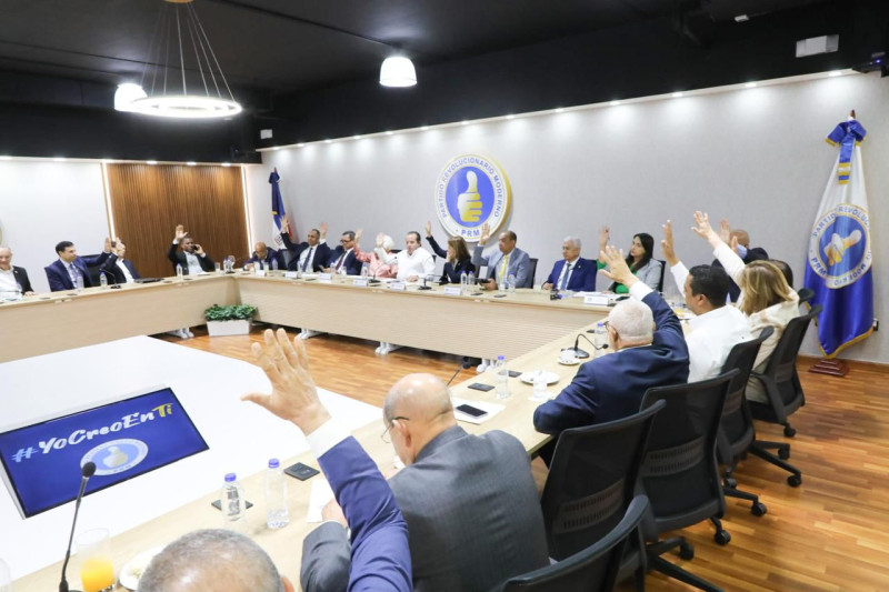 El PRM detalló al final del encuentro que se decidió que continúe Ricardo De los Santos en la presidencia del Senado, Pedro Catrain como vicepresidente, Lía Santana de Díaz y Aracelis Villanueva, secretarías.