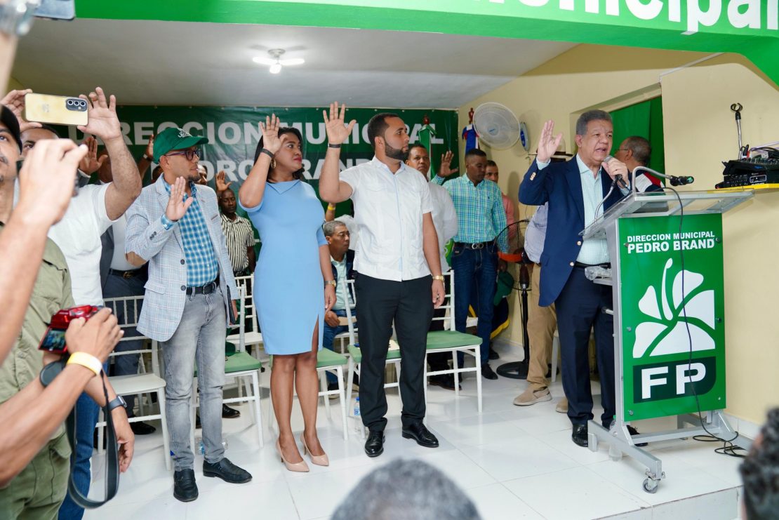 Tras tomar el juramento a los nuevos miembros, Leonel Fernández explicó que la dirección del partido había previsto retomar las juramentaciones luego de concluir el congreso en curso