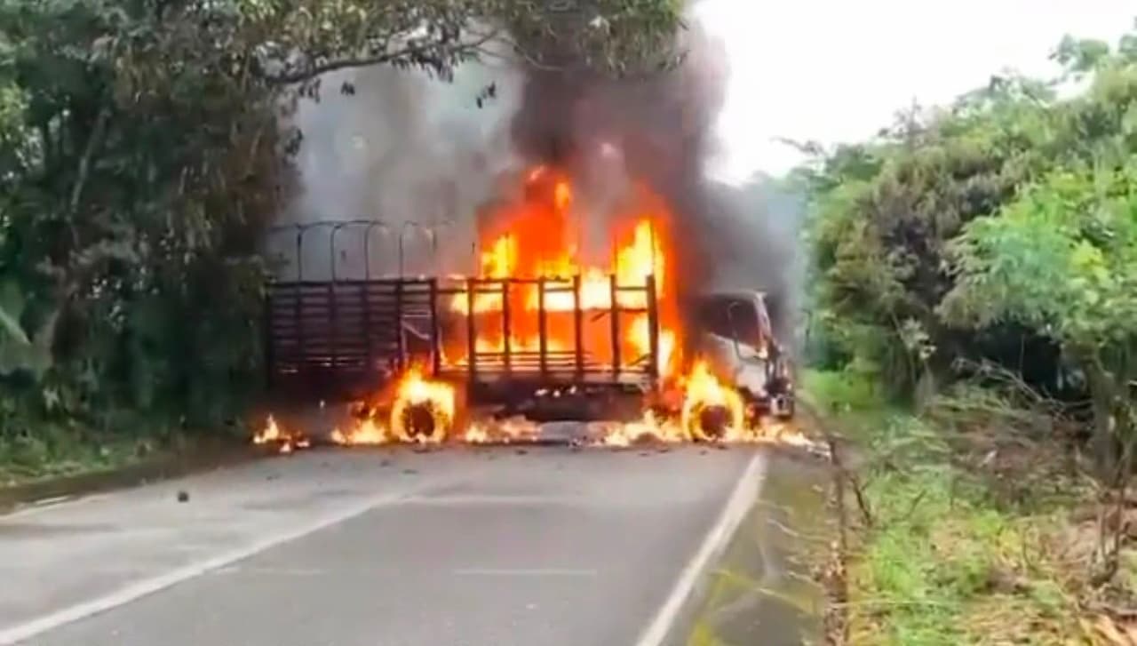 Quema de vehículo en vía Risaralda-Chocó