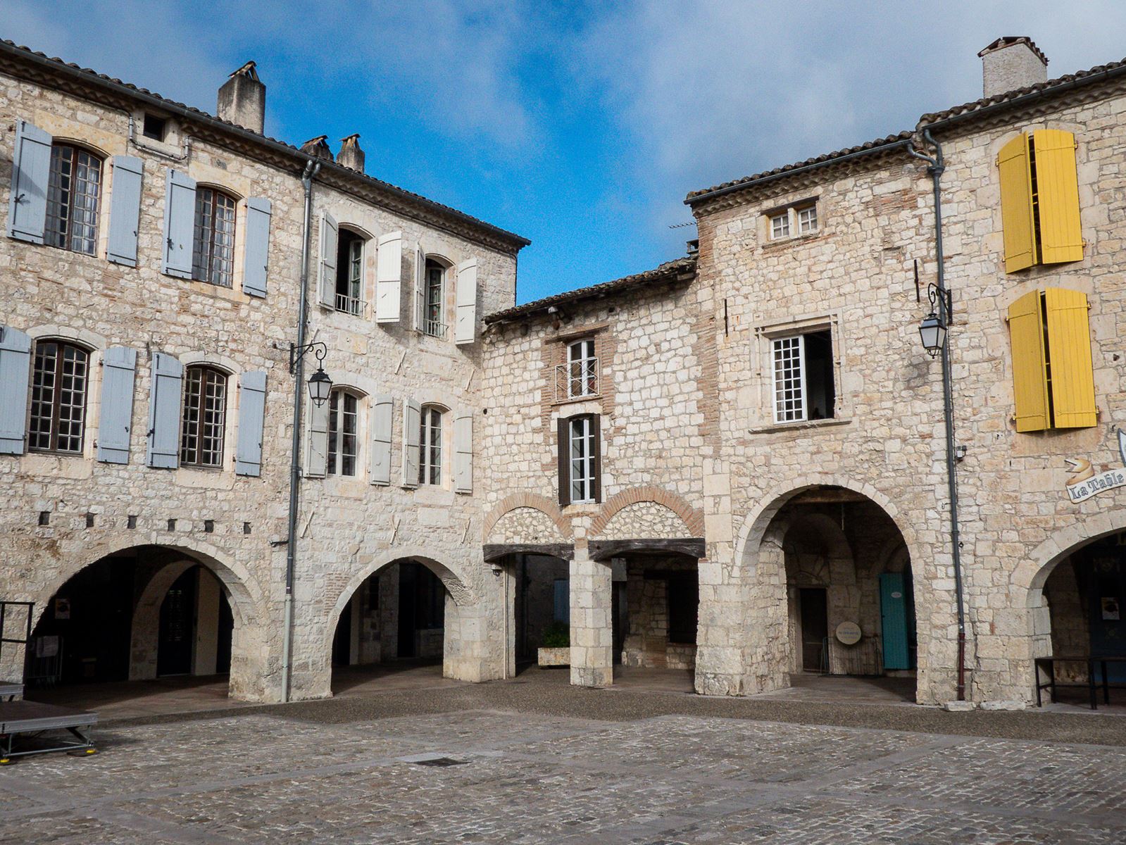 Lauzerte, place des Cornières