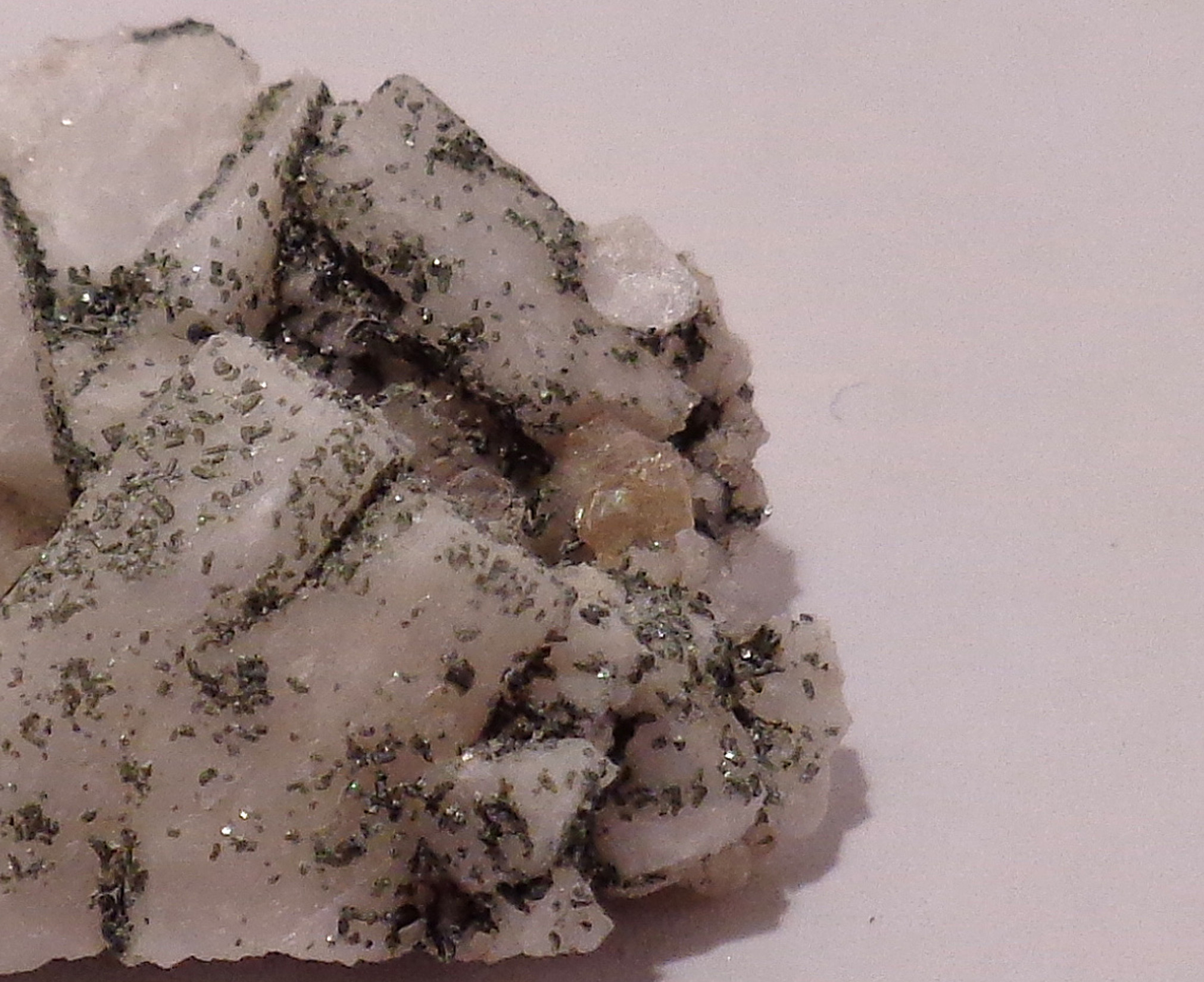 Albite (var. pericline) with chlorite and titanite (2)