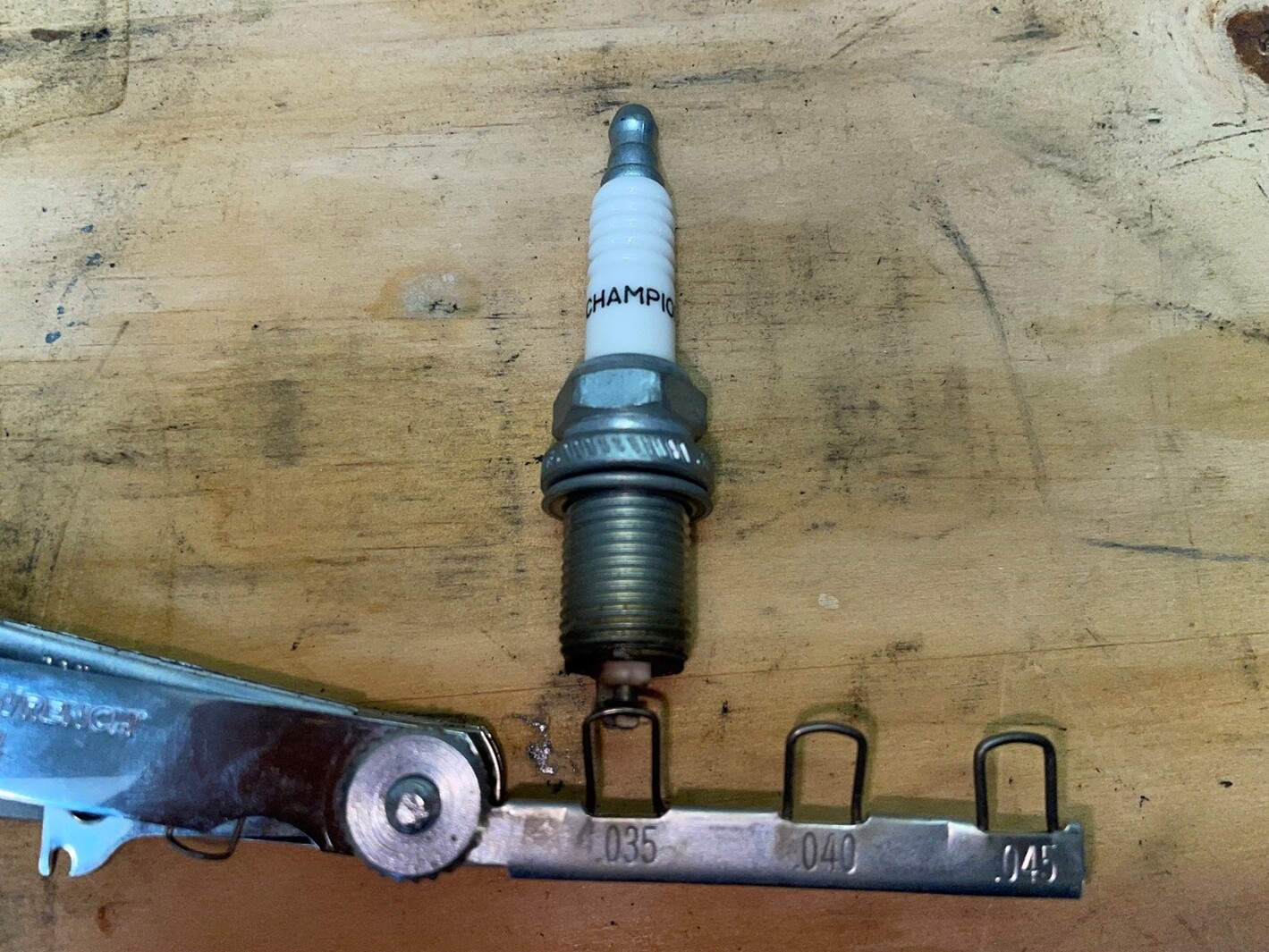 Spark plug with gap gauge