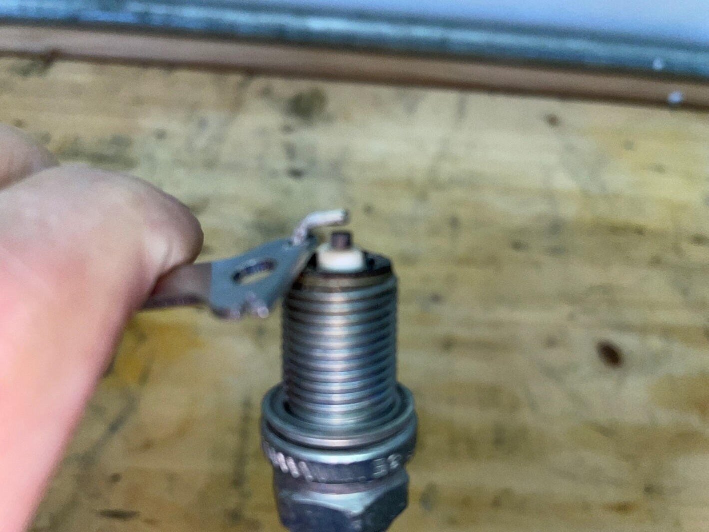 Spark plug using a prong adjuster tool