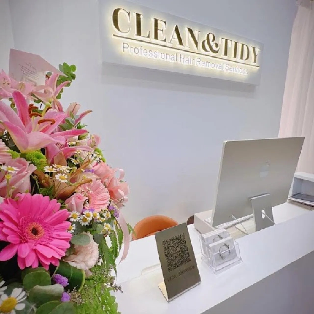clean and tidy cashier station