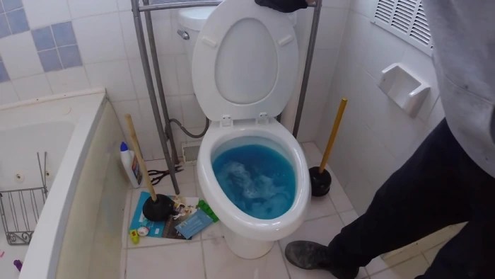 How to clean floor after toilet overflows: 6 steps [diy]