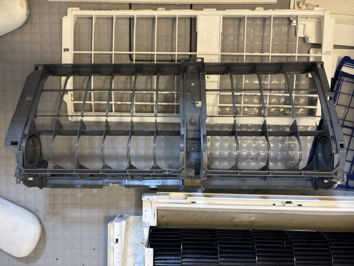 厚木市寿町でエアコンクリーニング|三菱MSZ-ZW5621S-Wお掃除機能付きを
