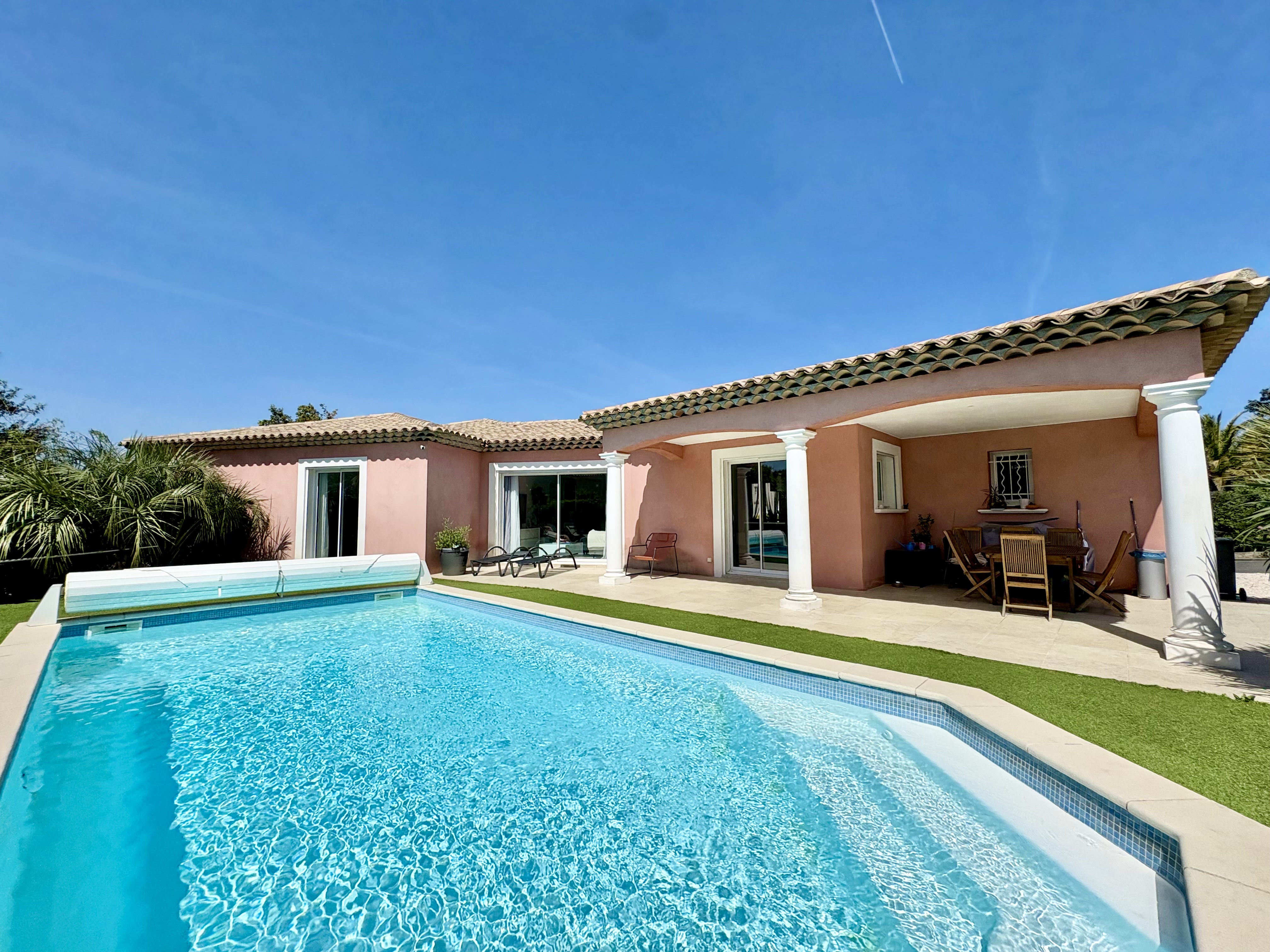 Villa avec piscine dans le massif des maures