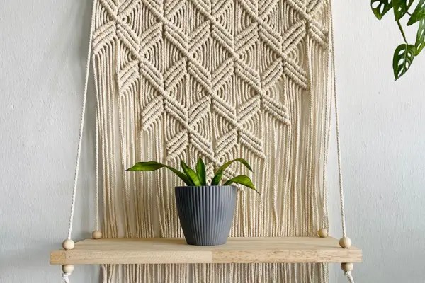 Jardins suspensos com macramê: leve beleza e verde às alturas do seu lar