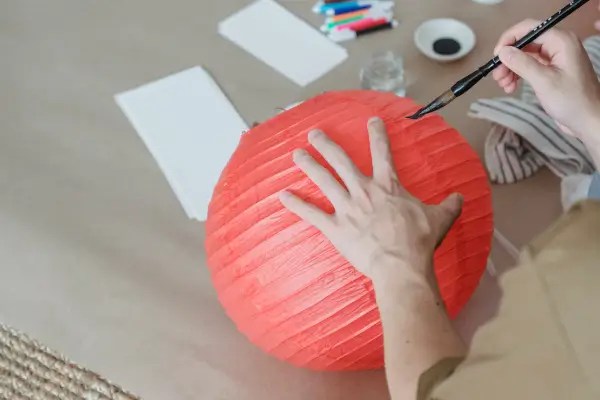 Ilumine seu jardim com lanternas artesanais sustentáveis