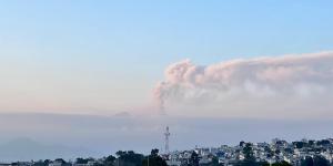 Pluma de la actividad del Volcán de Pacaya vista desde la ciudad de Guatemala