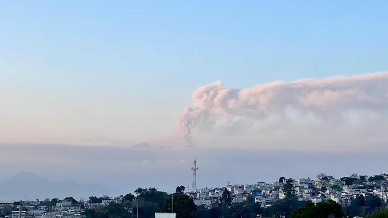 Pluma de la actividad del Volcán de Pacaya vista desde la ciudad de Guatemala