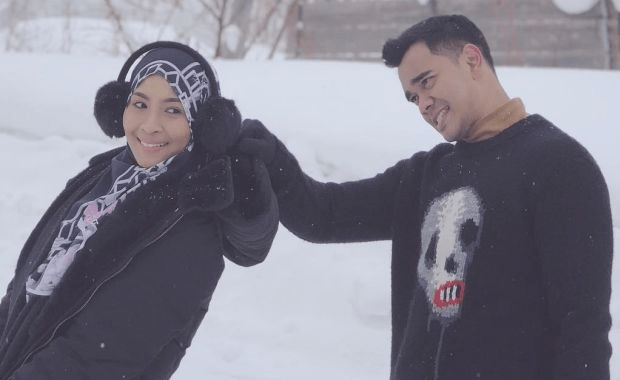 Kay, seorang pemilik studio fotografi kehilangan baju kahwin arwah ibunya kerana karlisha zandra, tunang kepada adam putra . Lelaki Mengaku Pada Alif Satar Nak Kahwin Siti Nordiana Hiburan Mstar