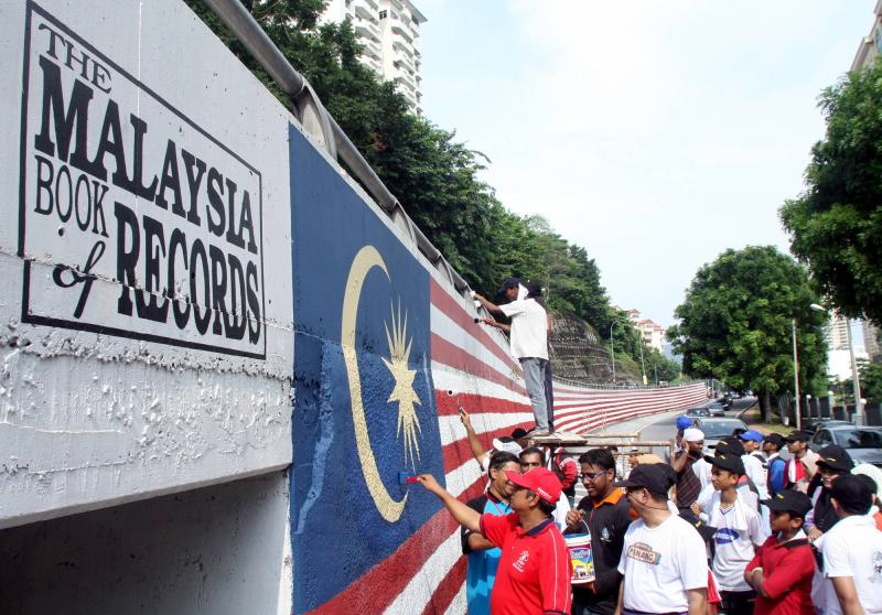Lukisan gambar bendera malaysia untuk mewarna cikimm com. Mural Jalur Gemilang Terpanjang Dicat Semula Sempena Merdeka Semasa Mstar