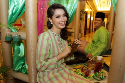Hari ini ialah 16 mei 2011. Scha Awal Kongsi Debaran Sambut Aidilfitri Kali Pertama Hiburan Mstar