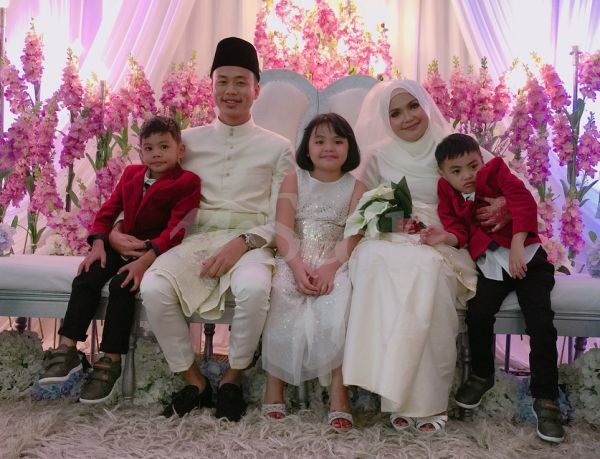 Umur Siti Nurhaliza Kahwin : Rayakan 13 Tahun Pernikahan Ini 7 Momen Bahagia Siti Nurhaliza Dan Sang Suami Hot Liputan6 Com