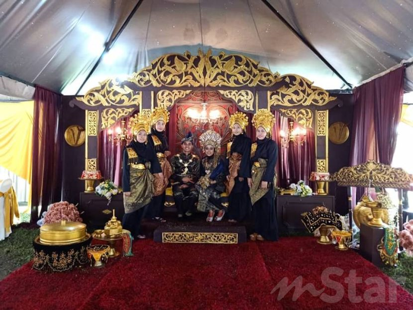 See more ideas about wedding stage, wedding decorations, pelamin nikah. Pelamin Tradisional Melayu Klasik Tinkerbellsqw