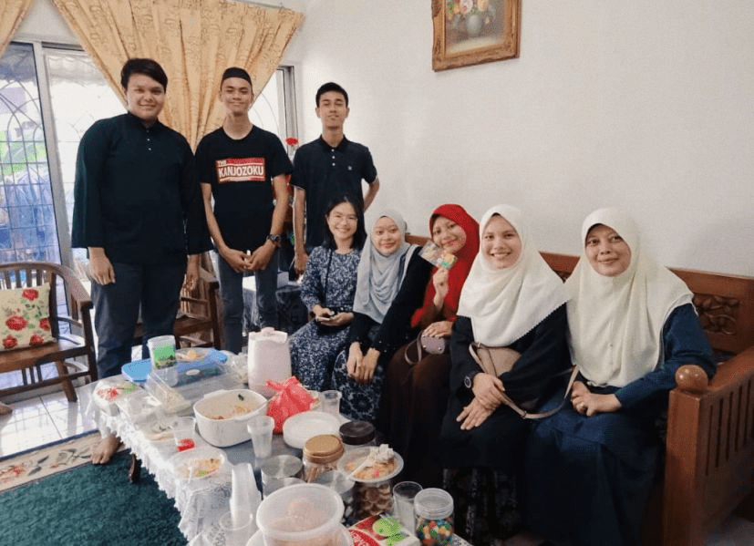 Saya mengambil video ini daripada orang lain, dan combine kan. Cayalah Remaja Cina Ini Belajar Seni Khat Jawi Rakan Sekelas Melayu Diajar Mandarin Kami Pernah Nyanyi Alif Ba Ta Beramai Ramai Viral Mstar