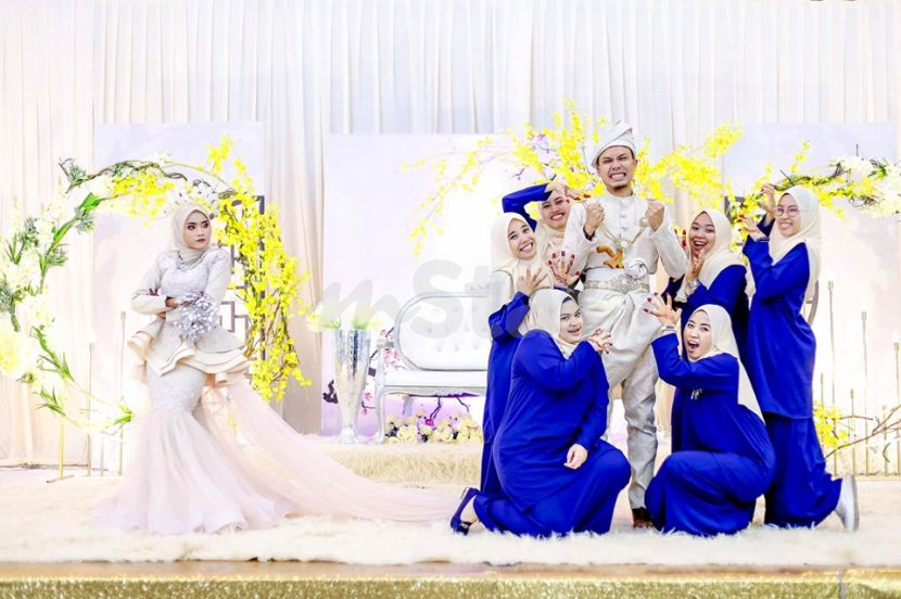 Baju pengantin lelaki perempuan women s fashion bridal. Pengantin Tenggelam Dek Gelagat Bridesmaid Konon Nak Pegang Cakar Suami Kami Acah Acah Je Bukan Nak Mengurat Pun Viral Mstar