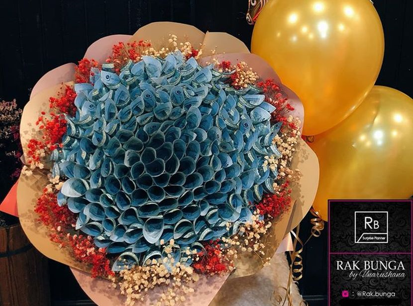 Cara membuat bunga dari kantong plastik kresek tanpa setrika. Gubah Bunga Duit Rm10 000 Untuk Anak Dapat 5a Upsr Florist Dedah Ini Bukan Kali Pertama Tak Terkejut Pun Dah Biasa Sangat Viral Mstar