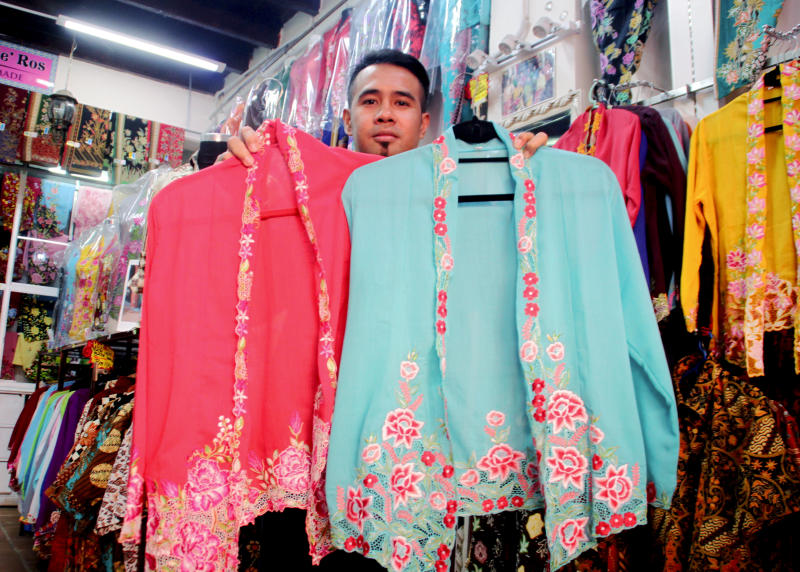 Baju kebarung murah kurung murah busana melayu klasik baju kurung special promosi raya 2022. Tampak Lebih Klasik Ayu Faktor X Kebaya Nyonya Masih Digemari Penggemar Fesyen Mode Mstar