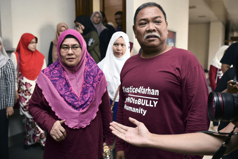 Kuala lumpur, april 8 — the defence in the murder trial of universiti pertahanan nasional malaysia (upnm) marine cadet zulfarhan osman . Sampai Dalam Mahkamah Mak Pegang Lega Dengar Keputusan Anak Dedah Barang Zulfarhan Setia Bersama Ibu Ada Bau Arwah Viral Mstar