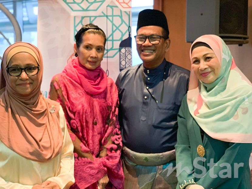 Bagi pelakon drama sara sajeeda ini, dia reda menerima takdir yang tuhan tentukan untuknya dan bersyukur hubungan antaranya dan bekas suami . Wham Bersama Ykat Hulur Sumbangan Rai Artis Veteran Dan Anak Yatim Hiburan Mstar