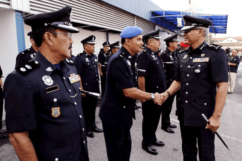 Pdrm) ialah sebuah pasukan polis malaysia yang terdiri daripada 111,450 orang pegawai dan anggota, dan beribu pejabat di ibu pejabat polis bukit aman, kuala lumpur.pasukan berseragam ini adalah unik disebabkan berbanding dengan negara lain, pertubuhan ini adalah terpusat, iaitu segala bentuk kepolisan … Pangkat Polis Senarai Ketua Polis Negeri Pesuruhjaya Polis Polis Diraja Malaysia