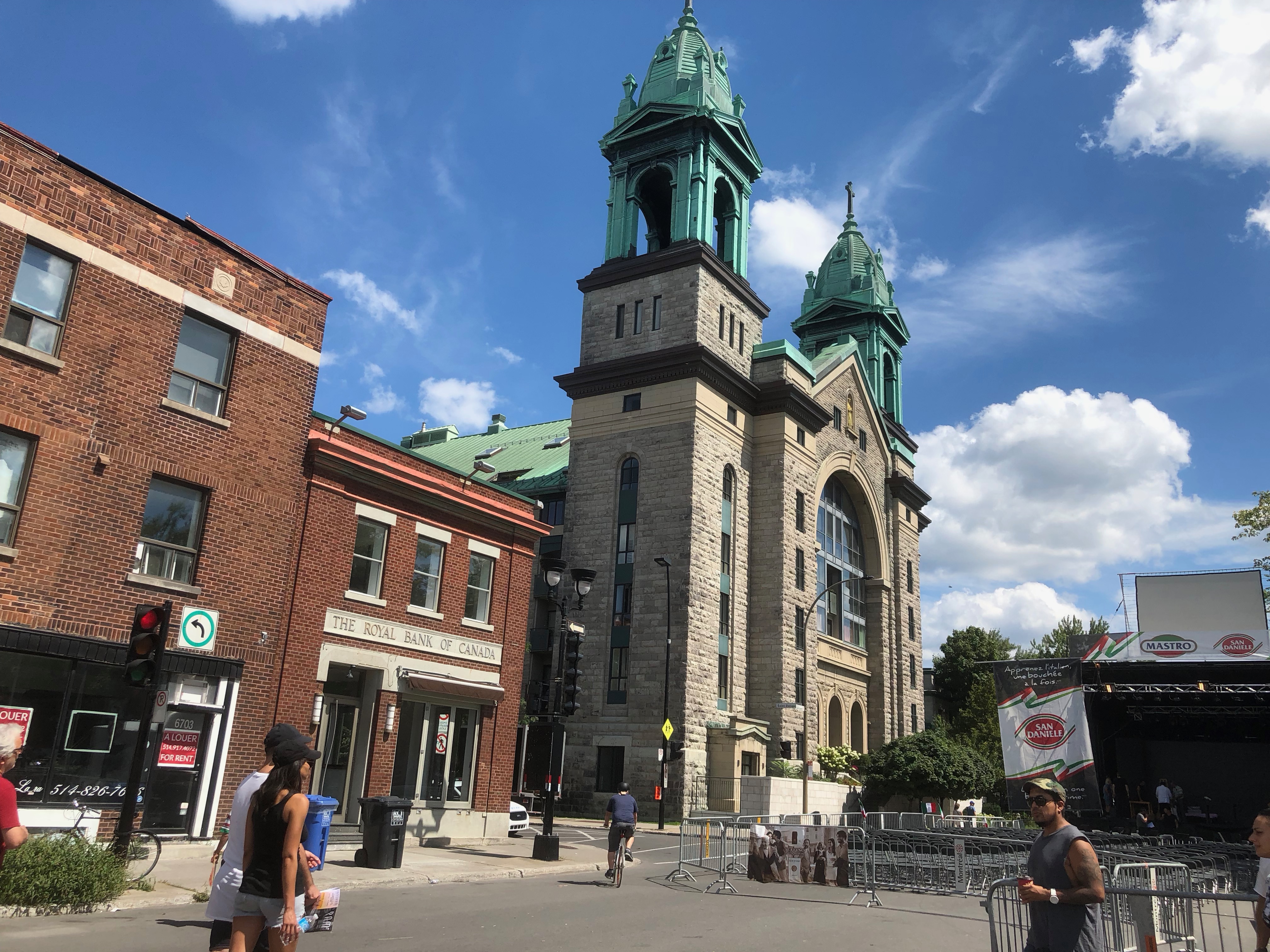 Corner St-Zotique / St-Laurent