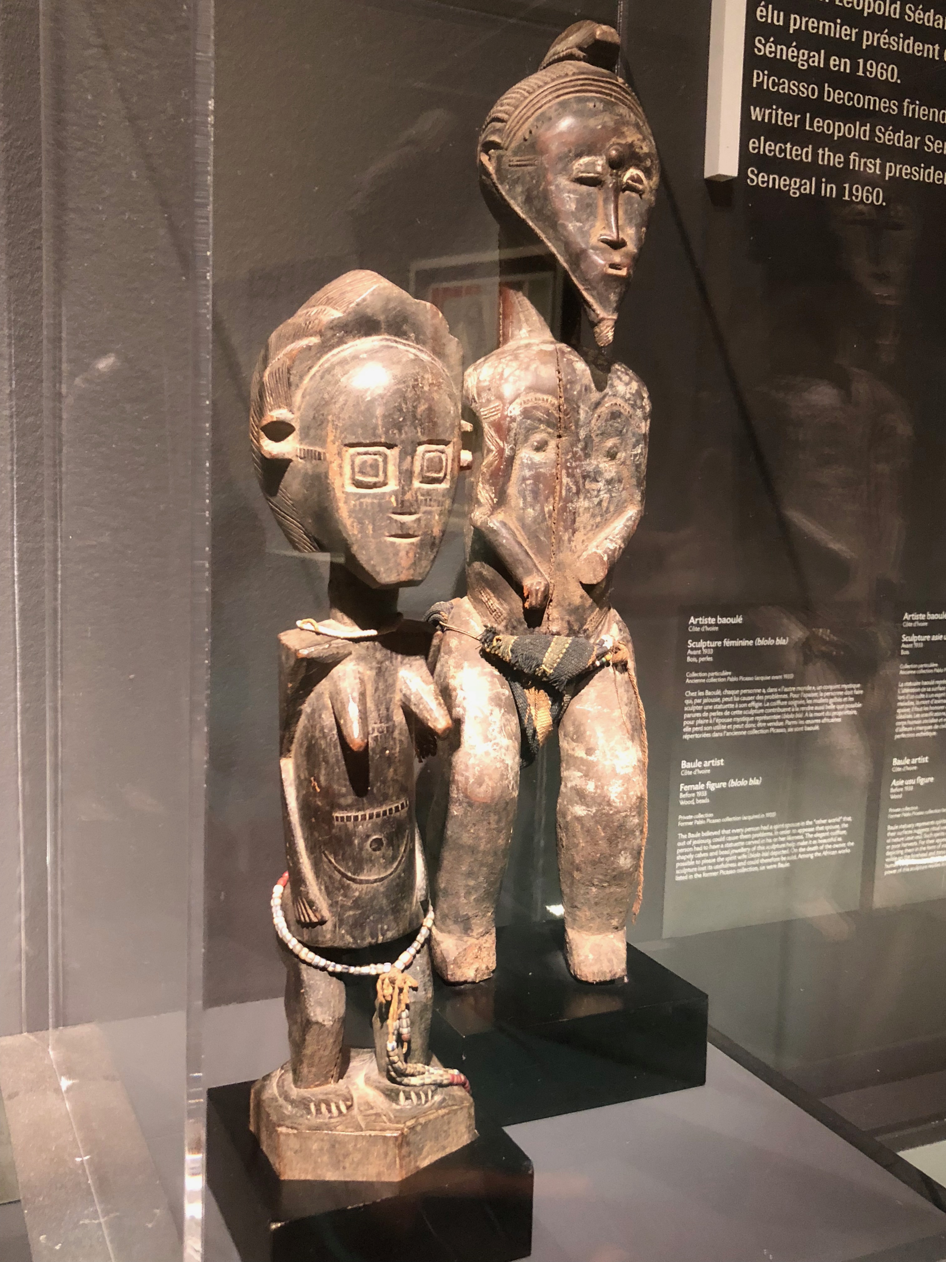 Sculpture féminine et asie usu (Artiste baoulé Côte d'Ivoire, avant 1933)