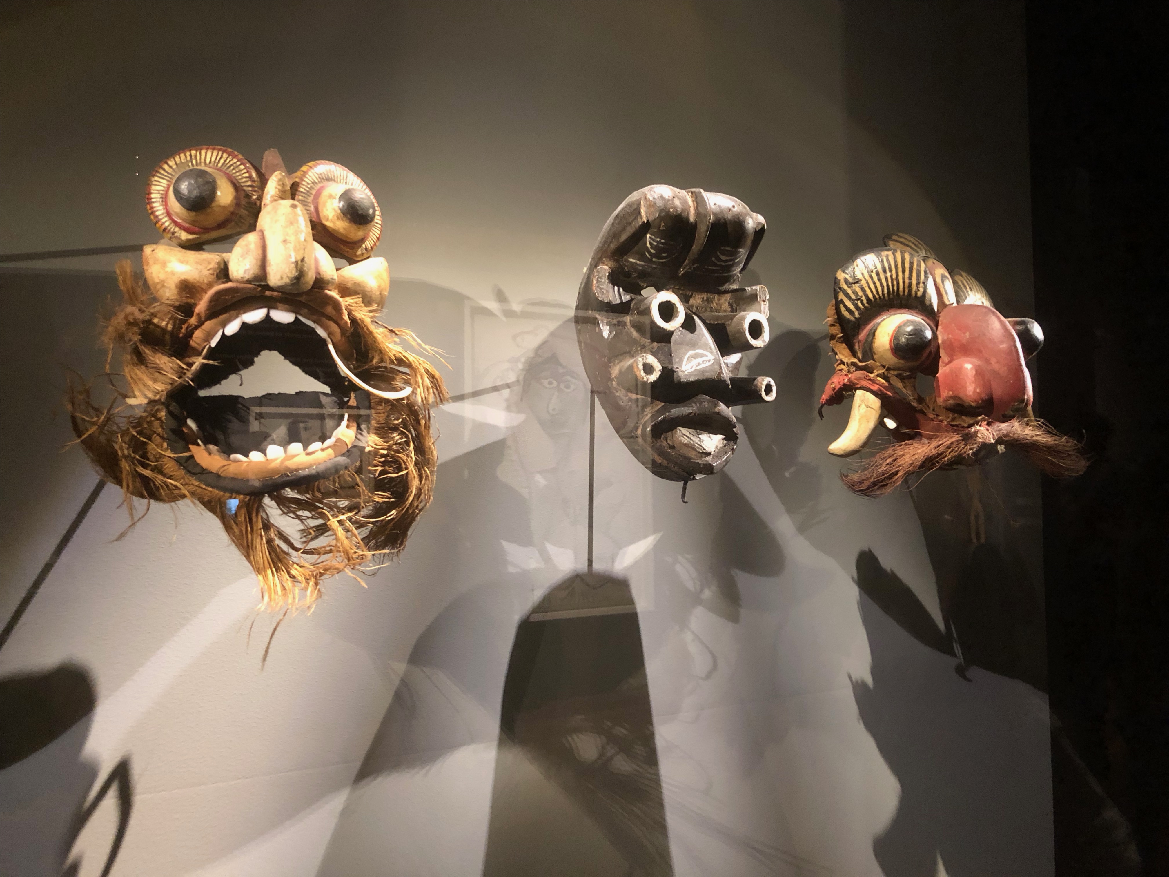 Masques anthropomorphes / d'Exorcisme tovil (Artiste cinghalais et we, Sri Lanka & Côte d'Ivoire, 1ere moitié du XXe s.)