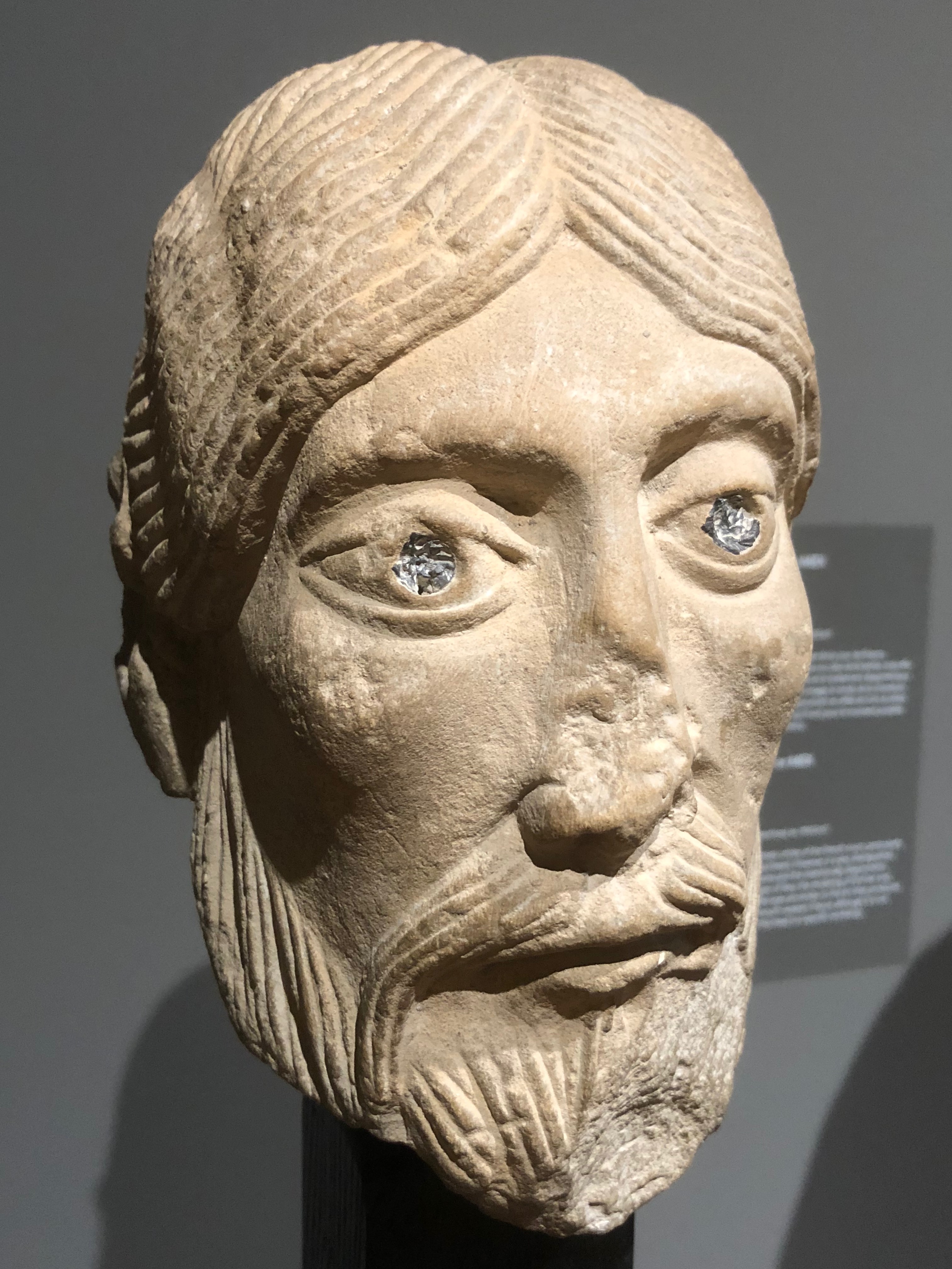 Tête d'apôtre (France, Bourgogne, troisième quart du XIIe s.)