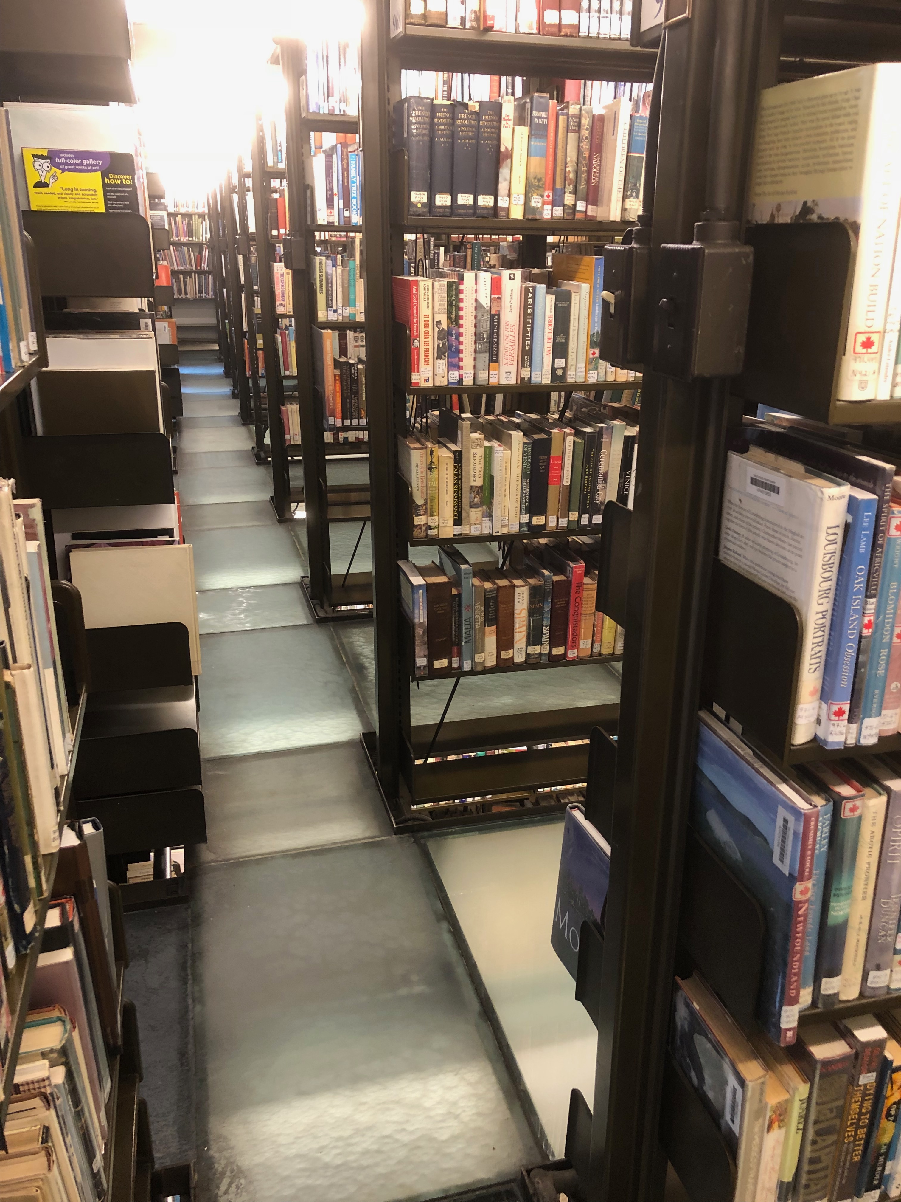 Mezzanine with its floor made of glass panels