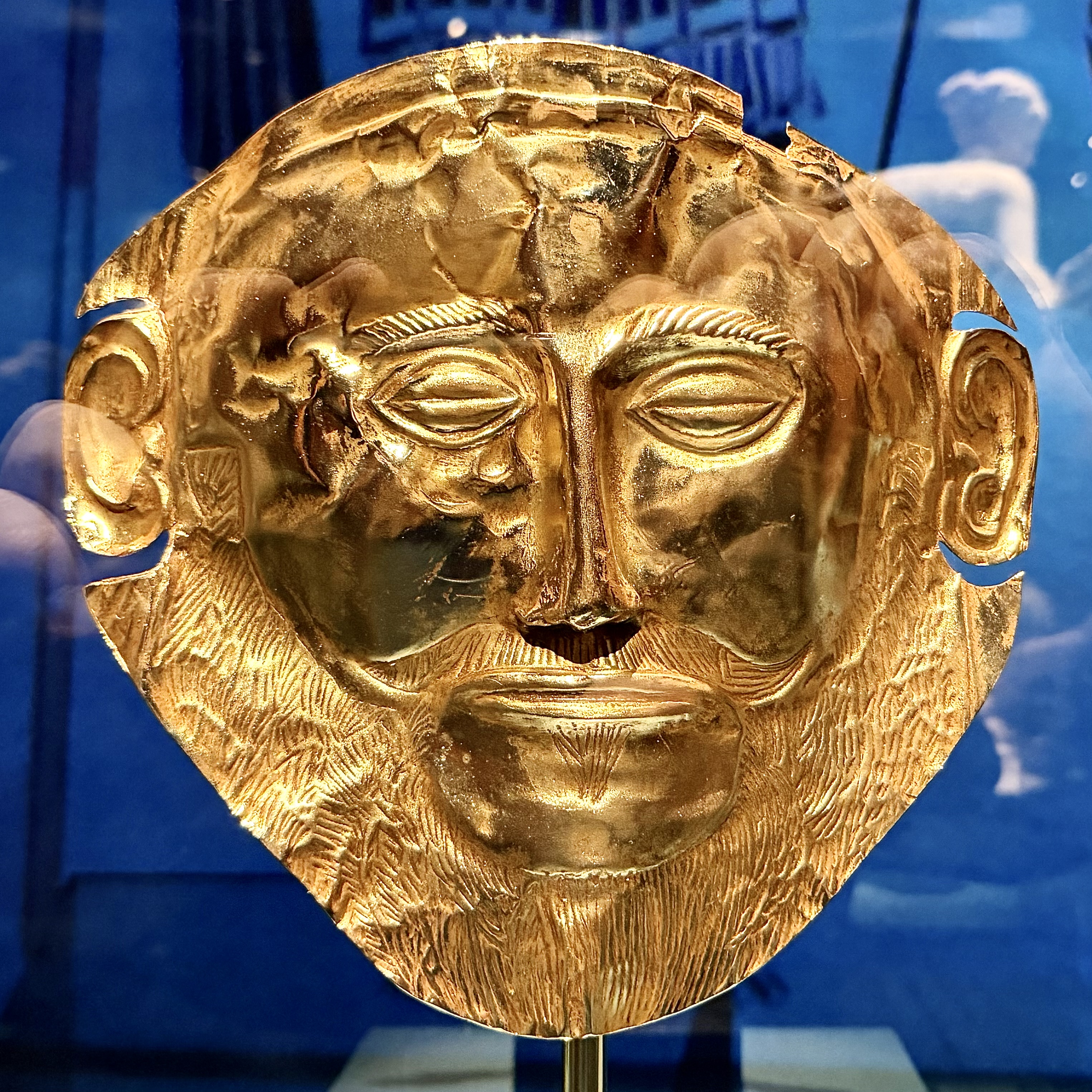 Reproduction fidèle du masque en or dit d’Agamemnon découvert par Henrich Schliemann dans une tombe royale de Mycènes, original datant du 16e s. AEC