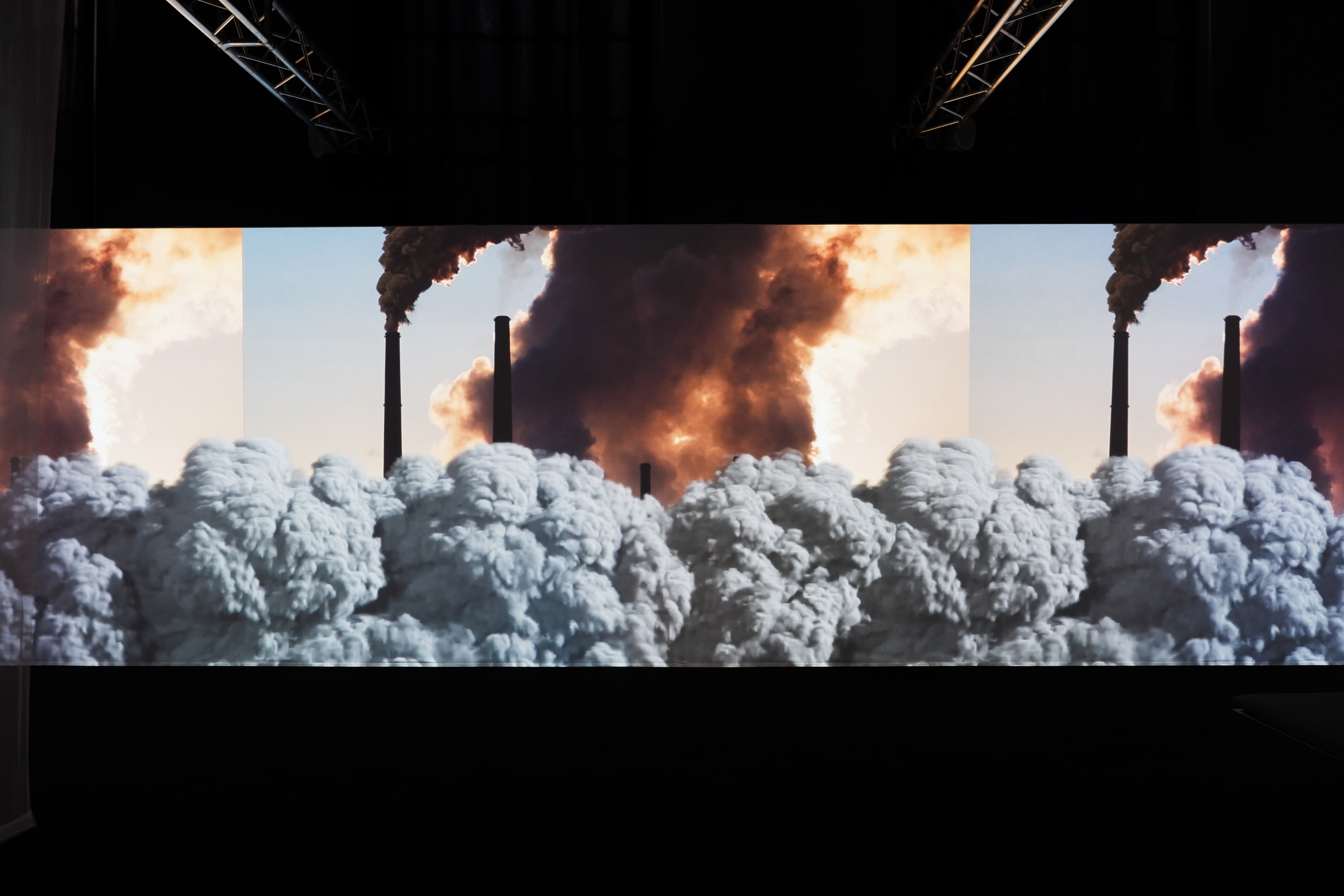 Seconda sala, immagine animata dell'inquinamento prodotto dalle industrie.