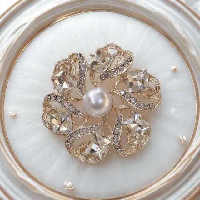 Moderna Pearlette Brooch