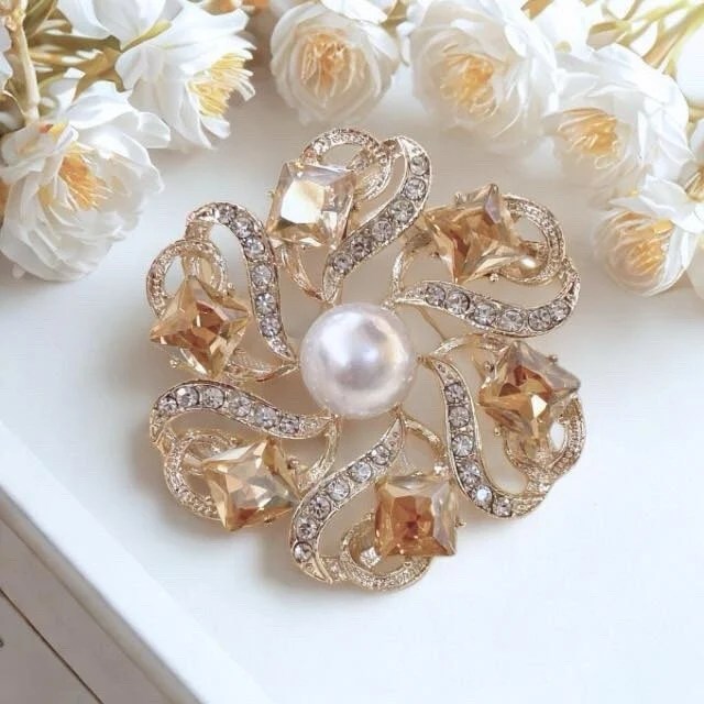 Moderna Pearlette Brooch