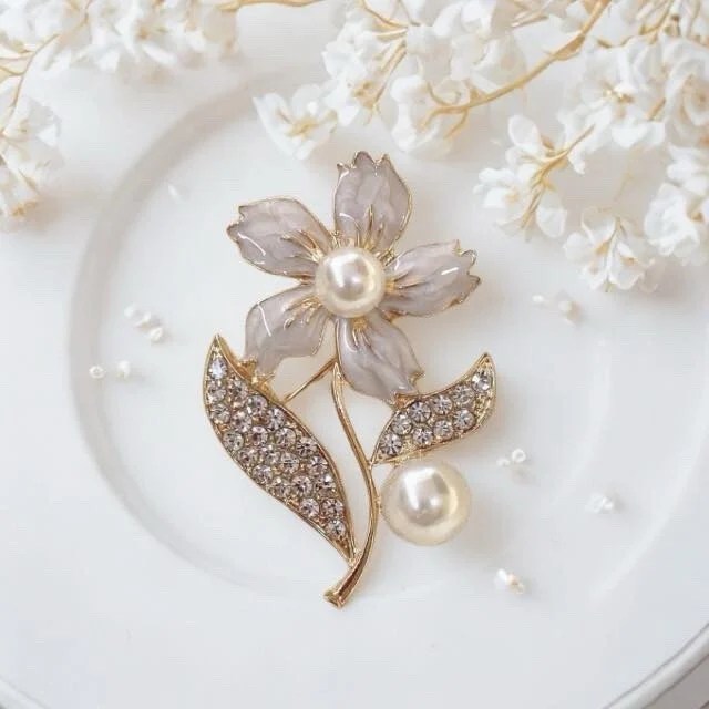 Moderna Pearlette Brooch