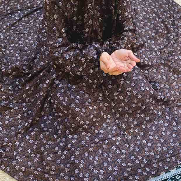 Printed Namaz Chadar with sleeves CLOTHIFYDOTPK