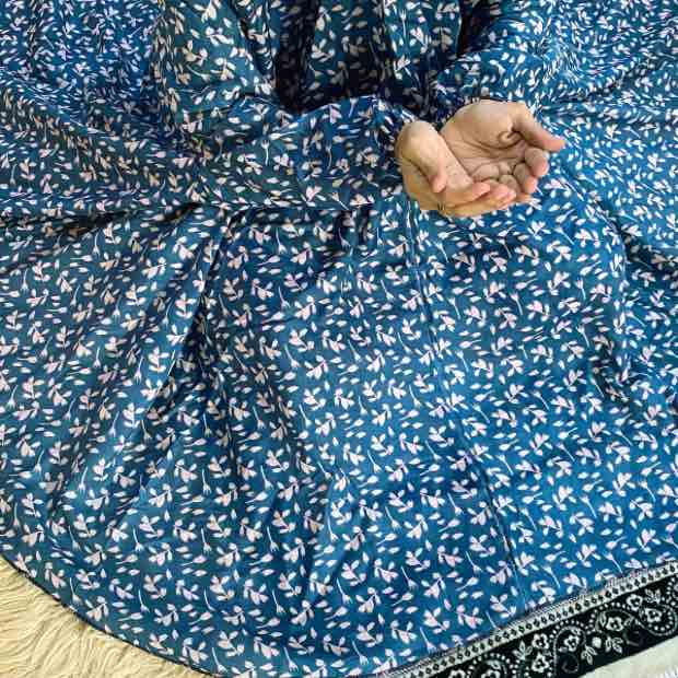 Namaz Chadar with sleeves CLOTHIFYDOTPK