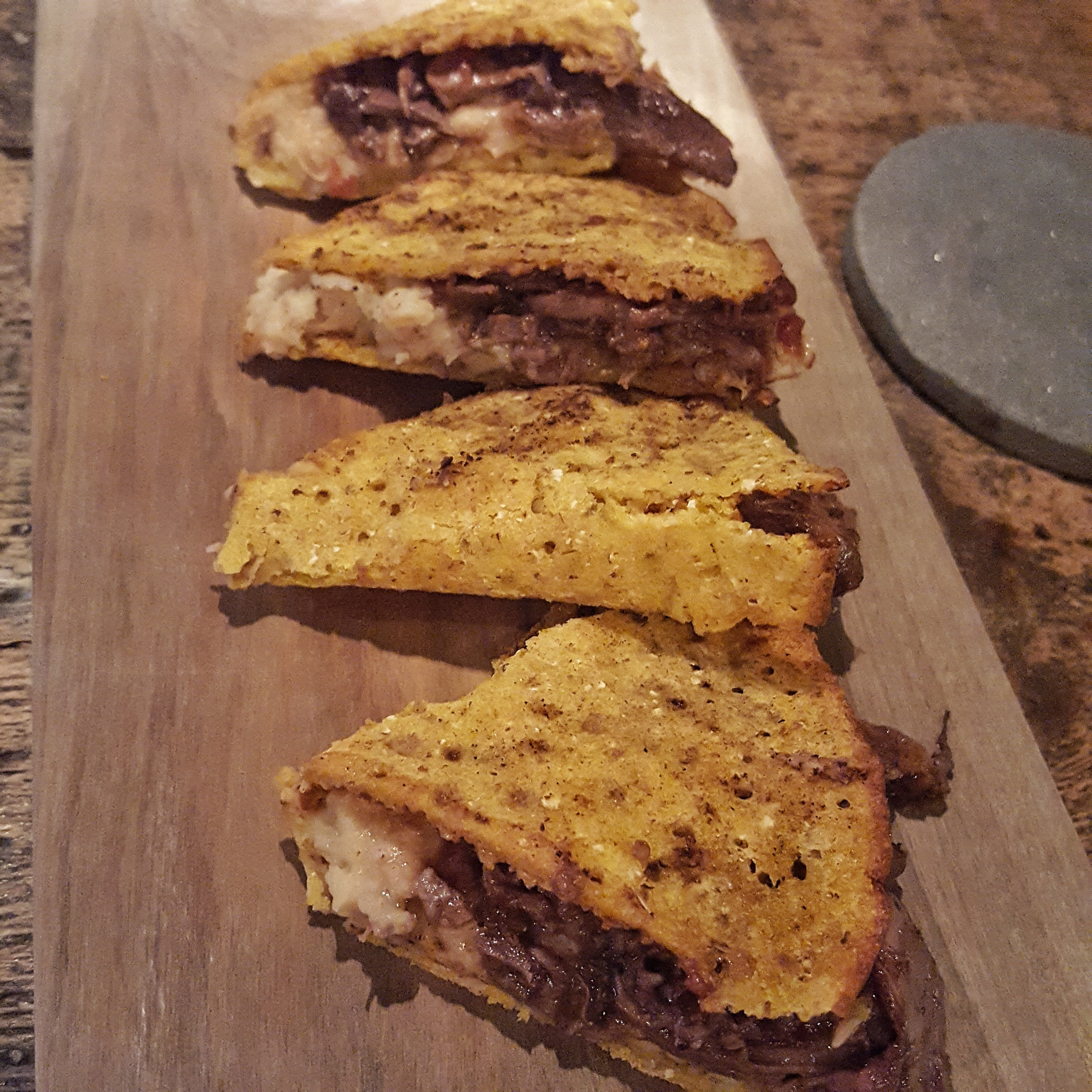 Taco di mais fermentato, collo di capra stufato e caprino