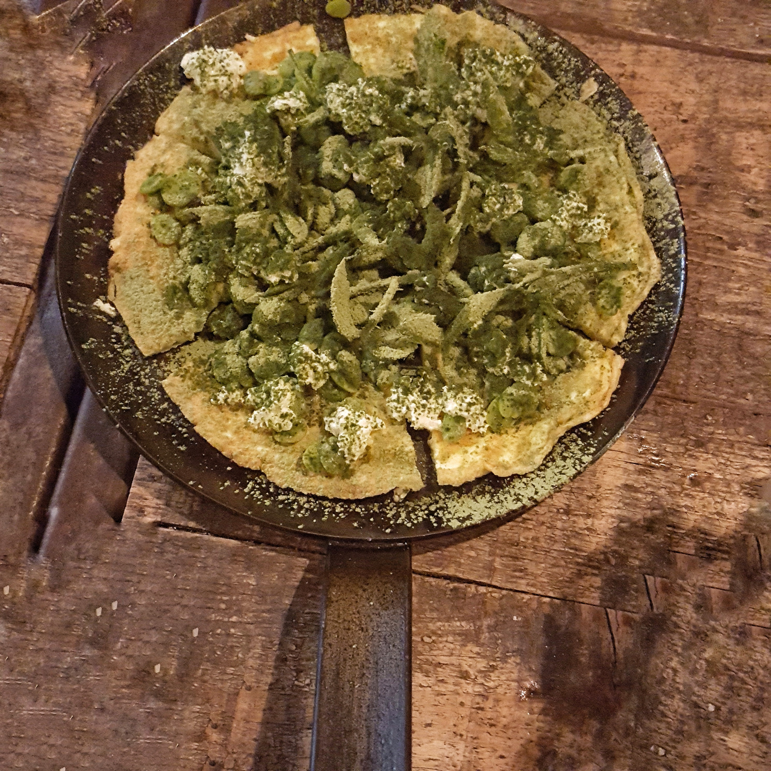 Frittata con caprino, germogli di rovo, fave, polvere di foglie d'orzo