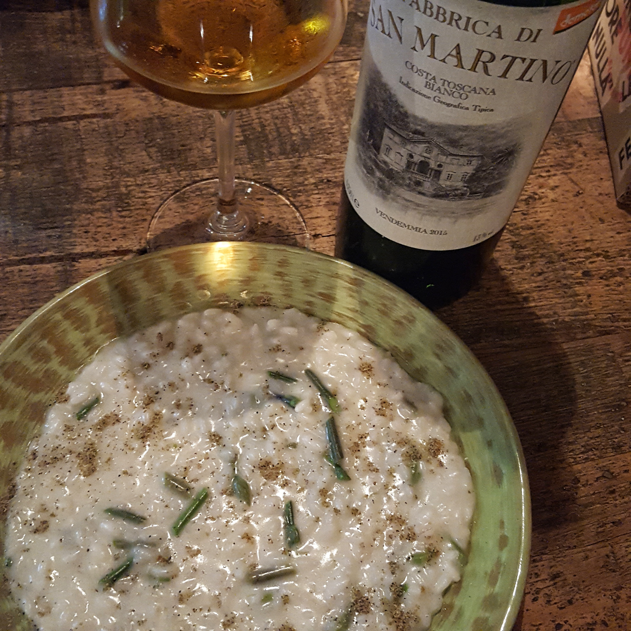 Risotto al burro acido, asparagi selvatici, cardamomo
