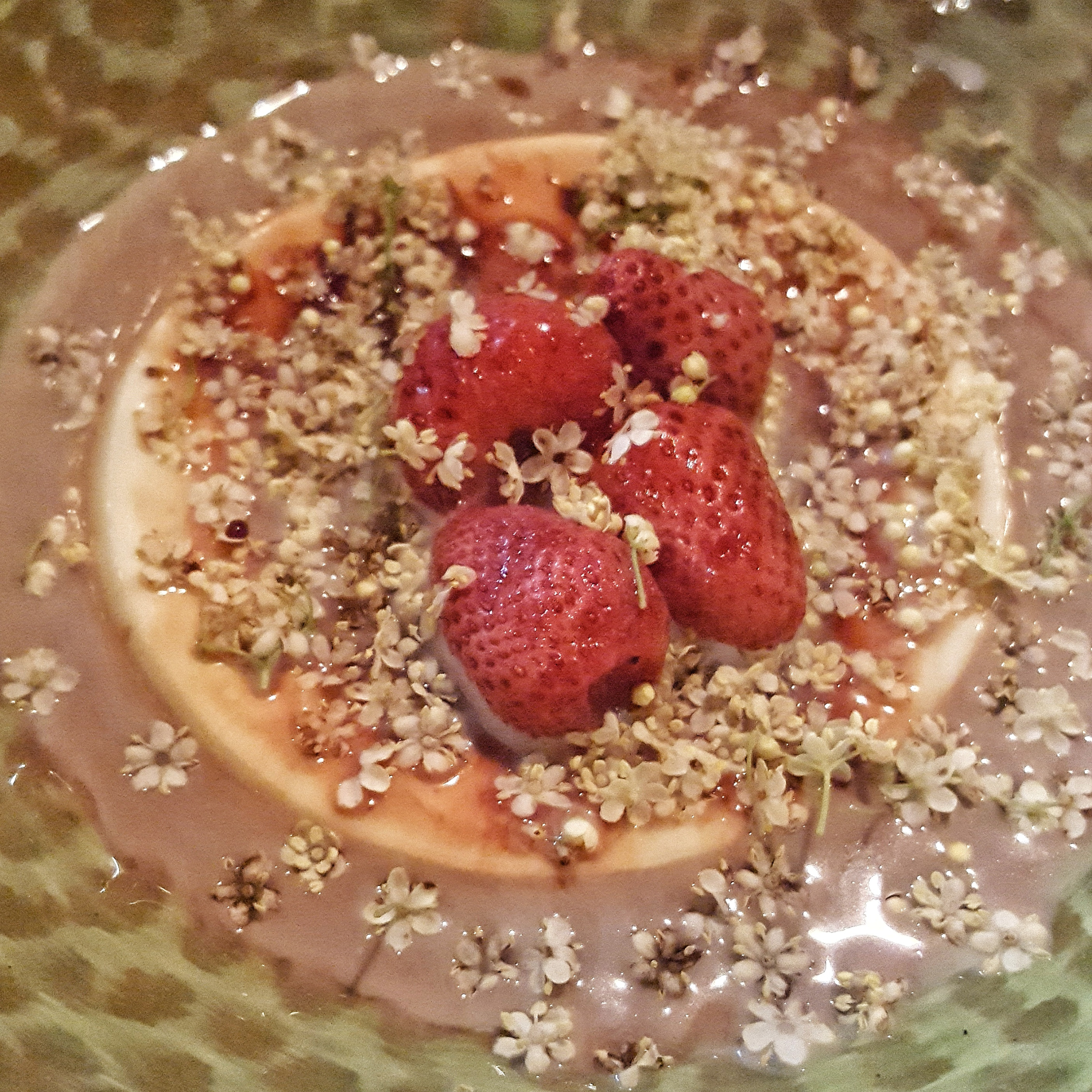 Panna cotta di capra, fragole marinate al mezcal, sambuco