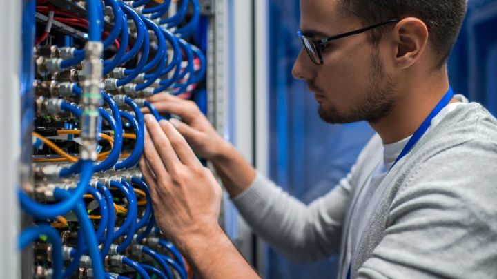 The Role of Custom Cabling in Expanding AI Data Centers