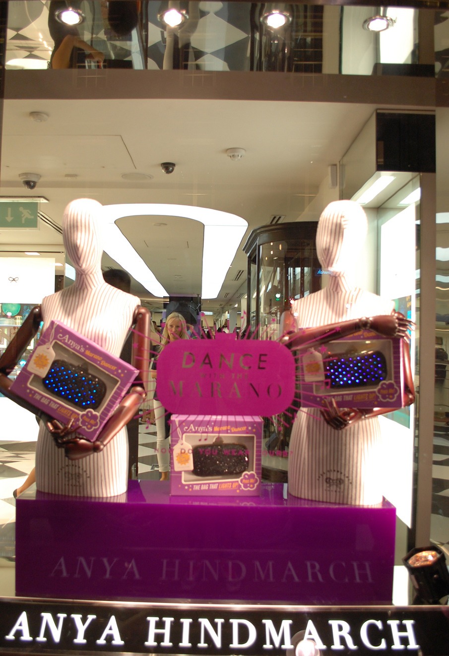 Maniquíes con brazos articulados sosteniendo el bolso luminoso Marano de Anya Hindmarch