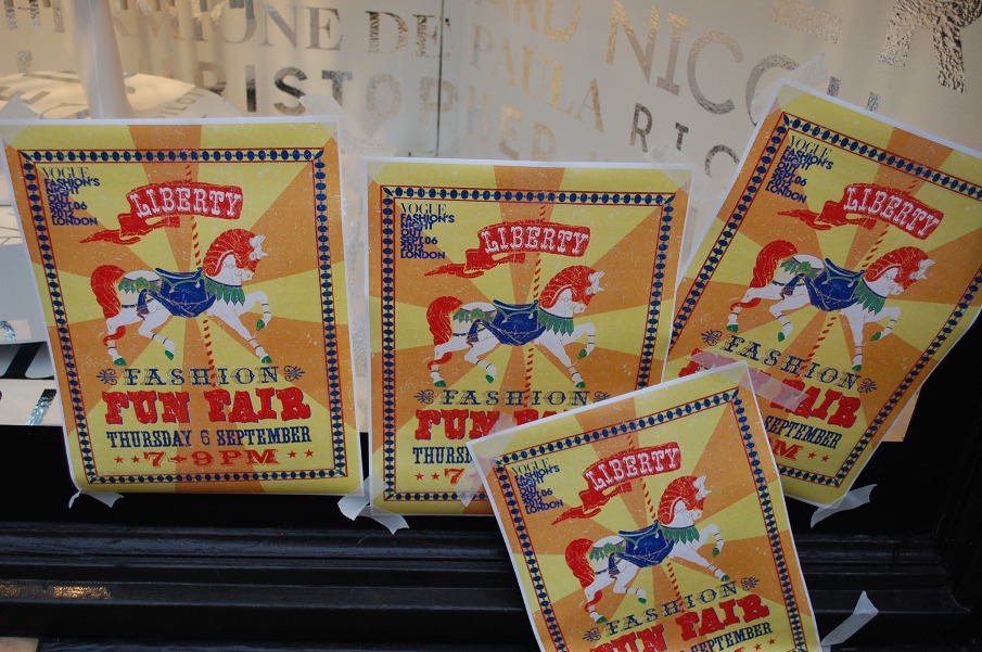 Carteles del cartel «Fashion Fun Fair» de Liberty con un caballito de feria ilustrado